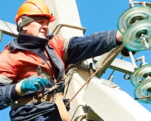 Hombre realizando trabajos eléctricos